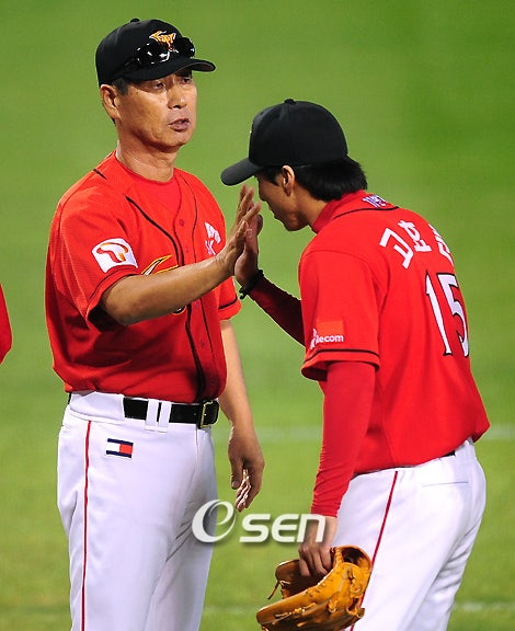 2009시즌 김성근 당시 SK 감독(왼쪽)과 고효준이 하이파이브를 하고 있다.
