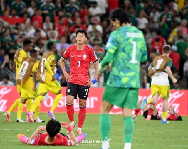 2026 북중미월드컵 A조 3차예선 대한민국 대 남아공 경기가 25일(한국시간) 멕시코 몬테레이 에스타디오 BBVA에서 열렸다.  후반전 선제골을 허용하며 남아공에 0-1로 패해 조3위에 머문 대표팀, 후반전 투입됐지만 승부를 뒤집지 못한 손흥민이 아쉬움을 터트리고 있다. /사진=김진경 대기자