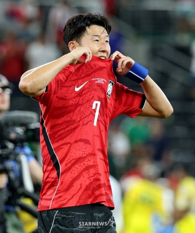2026 북중미월드컵 A조 3차예선 대한민국 대 남아공 경기가 25일(한국시간) 멕시코 몬테레이 에스타디오 BBVA에서 열렸다.  후반전 선제골을 허용하며 남아공에 0-1로 패해 조3위에 머문 대표팀, 후반전 투입됐지만 승부를 뒤집지 못한 손흥민이 아쉬움을 터트리고 있다. /사진=김진경 대기자
