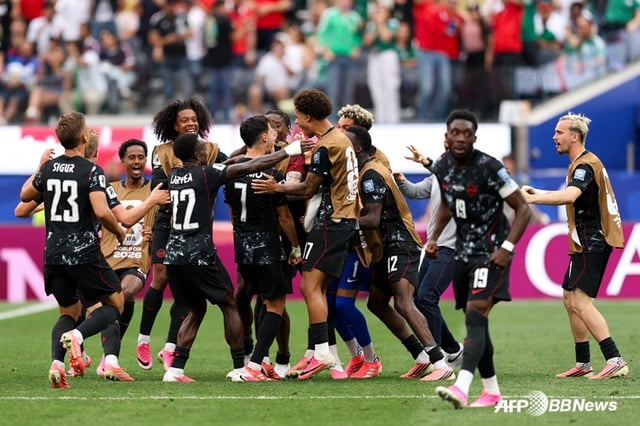 Canadian players celebrate. /AFPBBNews=NEWS1