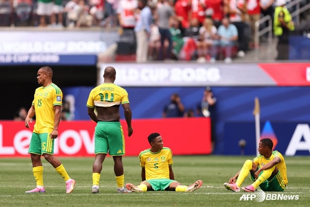 South African players express disappointment after the defeat. /AFPBBNews=NEWS1
