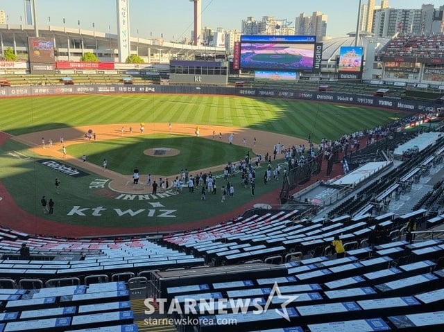 지난 5월 5일 KT 위즈와 롯데 자이언츠 어린이 팬들이 키즈 런 베이스러닝 행사를 갖고 있는 수원KT위즈파크. /사진=김동윤 기자