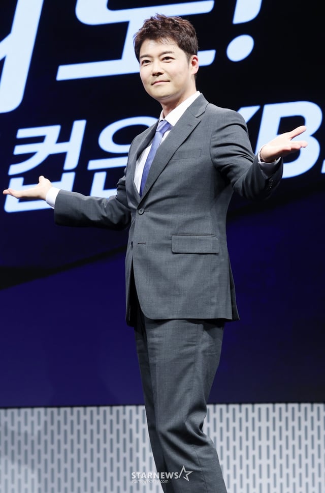 방송인 전현무가 2일 서울 영등포구 KBS 아트홀에서 진행된 'KBS 2026 FIFA 북중미 월드컵' 제작발표회에 참석해 포즈를 취하고 있다. /2026.06.02 /사진=김휘선 hwijpg@
