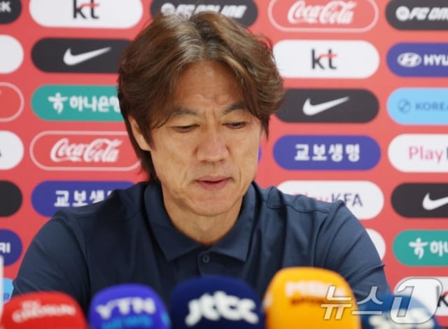 홍명보 축구대표팀 감독이 29일(한국시간) 멕시코 사포판 과달라하라의 치바스 베르데 바예에서 감독직 사퇴를 발표하고 있다. /사진=뉴스1