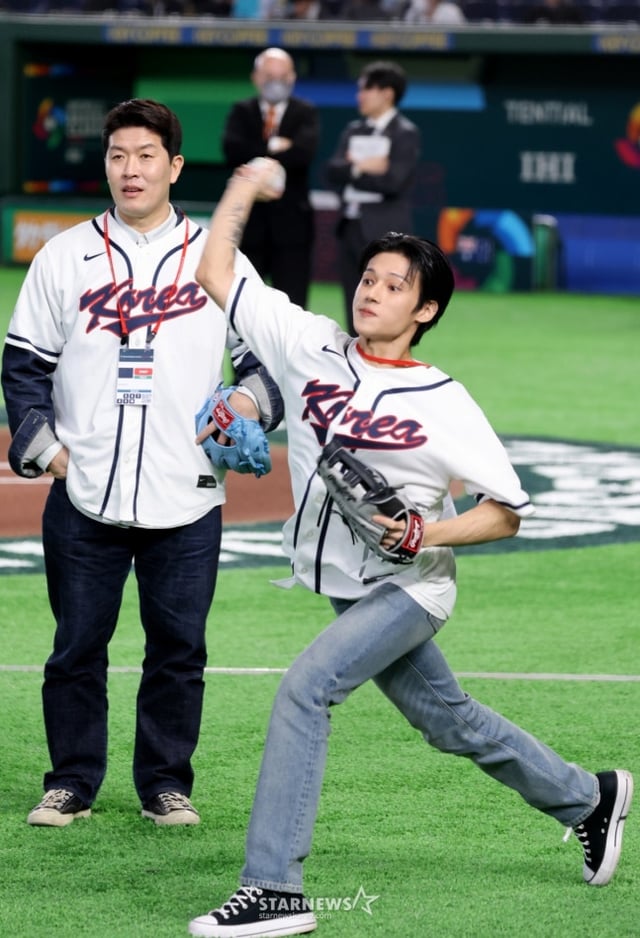 김병현(왼쪽)이 3월 9일 일본 도쿄돔에서 열린 2026 WBC 한국-호주전을 앞두고 에이티즈 우영에게 시구 지도를 하고 있다. /사진=강영조 선임기자