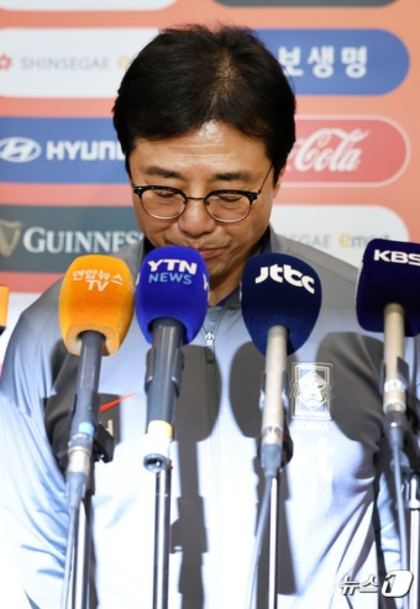 황선홍 U-23 대한민국 축구 국가대표팀 감독이 27일 오후 인천국제공항을 통해 귀국해 인터뷰를 하고 있다. 지난 1988년 서울 올림픽 이후 10회 연속 본선 무대를 노렸던 U-23 대한민국 축구 국가대표팀은 카타르 도하에서 열린 2024 아시아축구연맹(AFC) U23 아시안컵 인도네시와의 8강전에서 패해 파리행 티켓을 잡지 못하고 고개를 숙였다. /사진=뉴스1