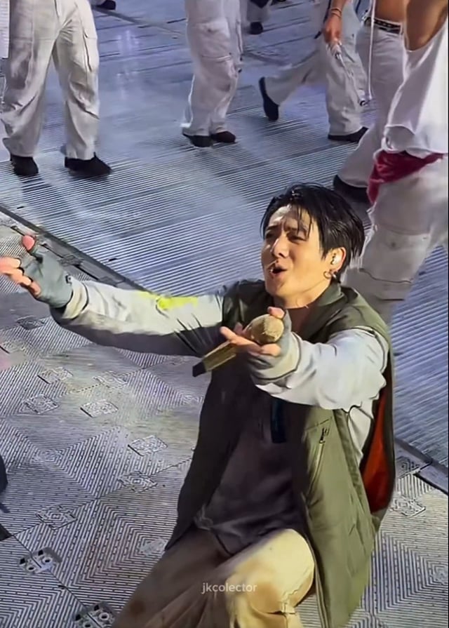 A scene where Jungkook, while performing an idol parade during a concert, spotted a pregnant ARMY fan and knelt to congratulate her, which became a hot topic on X (Twitter) / Photo= BTS Fan Account Twitter