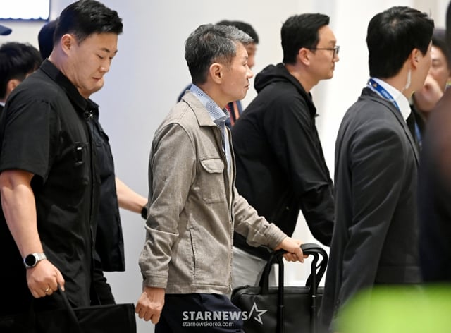 북중미월드컵 조별예선 탈락한 축구대표팀 홍명보 전 감독이  전격 사퇴한 후 선수단과 함께 귀국한 가운데 정몽규 KFA회장도  30일 오전 인천공항 제2청사를 빠져나가고 있다.  2026.06.30.  북중미월드컵 조별예선 탈락한 축구대표팀 홍명보 전 감독이  전격 사퇴한 후 선수단과 함께 귀국한 가운데 정몽규 KFA회장도  30일 오전 인천공항 제2청사를 빠져나가고 있다.  2026.06.30. /사진=강영조 cameratalks@