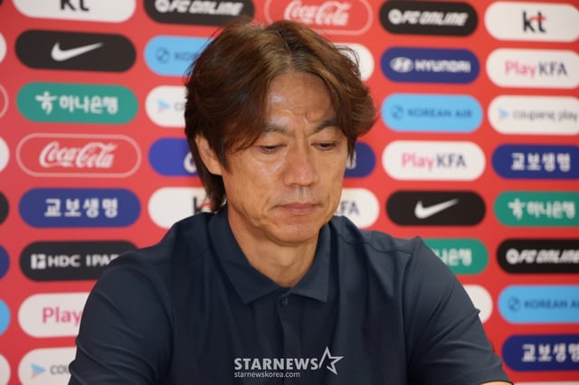 (과달라하라(멕시코)=뉴스1) 박지혜 기자 = 한국 축구 국가대표팀 홍명보 감독이 28일(현지시간) 멕시코 과달라하라 인근 사포판 치바스 바예 베르데 훈련장에 마련된 베이스캠프에서 열린 월드컵 결산 기자회견에서 부진에 대한 책임을 지고 감독직에서 물러나겠다는 뜻을 밝히고 있다. 2026.6.29/뉴스1  Copyright © 뉴스1. All rights reserved. 무단 전재 및 재배포,  AI학습 이용 금지. /사진=(과달라하라(멕시코)=뉴스1) 박지혜 기자