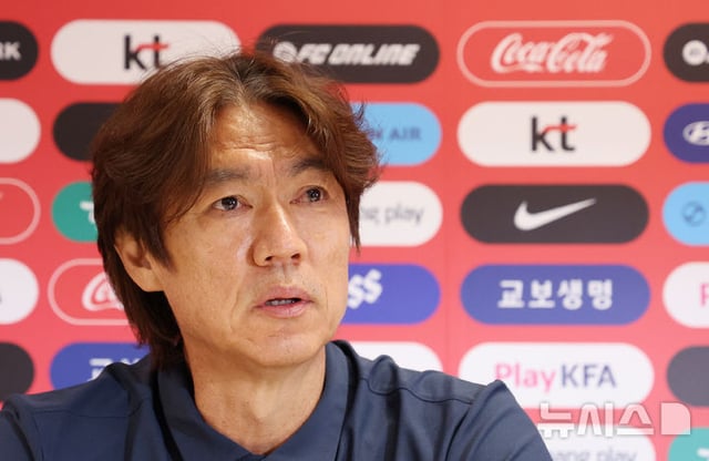 사퇴 의사를 밝히는 홍명보 감독. /사진=뉴시스 제공