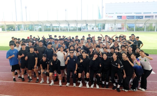 대한체육회가 지난 26일 진천 국가대표선수촌에서 '2026 팀코리아 트레일러닝(Trail Running)' 3회차 훈련을 진행한 뒤 참가 선수들이 기념 촬영을 하고 있다. /사진=대한체육회 제공