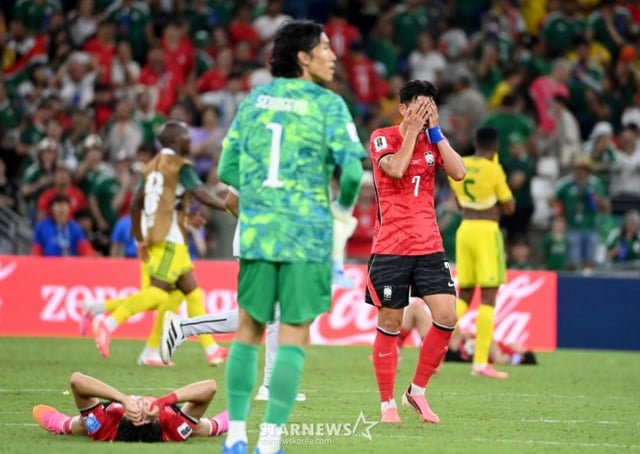 2026 북중미월드컵 A조 3차예선 대한민국 대 남아공 경기가 25일(한국시간) 멕시코 몬테레이 에스타디오 BBVA에서 열렸다. 후반전 선제골을 허용하며 남아공에 0-1로 패해 조3위에 머문 대표팀, 후반전 투입됐지만 승부를 뒤집지 못한 손흥민이 아쉬움을 터트리고 있다. /사진=김진경 대기자.