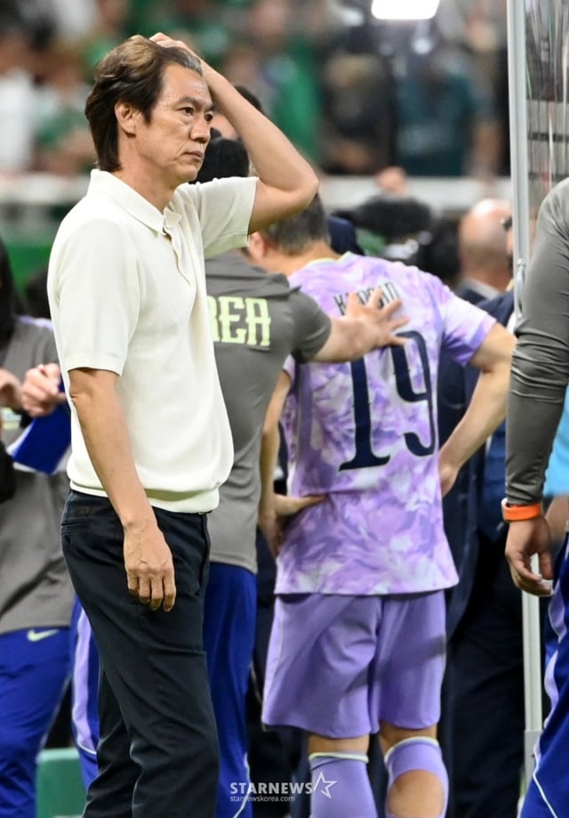 2026 북중미월드컵 A조 예선 대한민국 대 멕시코 경기가 19일(한국 시간) 멕시코 과달라하라 에스타디오 아크론에서 열렸다.홍명보 감독이 멕시코에 0-1로 패한후 아쉬워하고 있다. /사진=김진경 대기자.