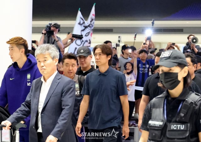 북중미월드컵 조별예선 탈락한 축구대표팀 홍명보 전 감독이 이강인, 김민재등 선수들과 함께 30일 오전 인천공항 제2청사를 통해 귀국하고 있다. 26.06.30. /사진=강영조 cameratalks@