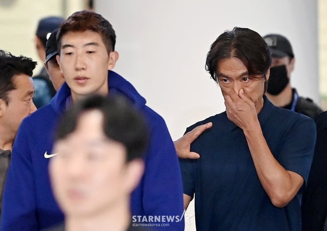 북중미월드컵 조별예선 탈락한 축구대표팀 홍명보 전 감독이 조현우, 이강인, 김민재 등 선수들과 함께 30일 오전 인천공항 제2청사를 통해 귀국하고 있다. .26.06.30. /사진=강영조 cameratalks@