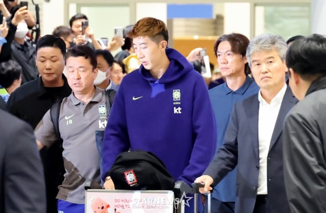 북중미월드컵 조별예선 탈락한 축구대표팀 홍명보 전 감독이 이강인, 김민재등 선수들과 함께 30일 오전 인천공항 제2청사를 통해 귀국하고 있다. 26.06.30. /사진=강영조 cameratalks@