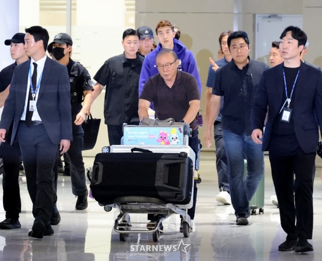 북중미월드컵 조별예선 탈락한 축구대표팀 홍명보 전 감독이 이강인, 김민재 등 선수들과 함께 30일 오전 인천공항 제2청사를 통해 귀국하고 있다. 박항서 지원단장이 카트를 밀며 앞장을 서고 있다.26.06.30. /사진=강영조 cameratalks@