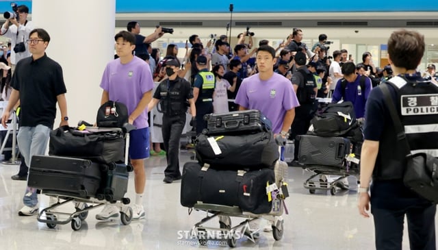 북중미월드컵 조별예선 탈락한 축구대표팀 홍명보 전 감독이 전격 사퇴한 후 선수단과 함께 귀국한 가운데 김민재와 황희찬이 30일 오전 인천공항 제2청사를 빠져니가고 있다. 2026.06.30. /사진=강영조 cameratalks@