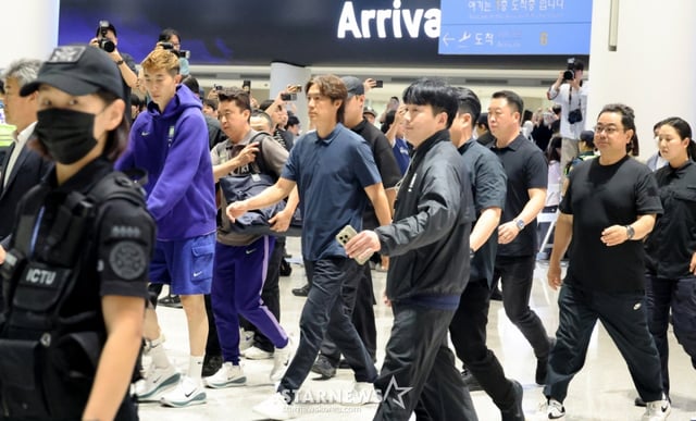 북중미월드컵 조별예선 탈락한 축구대표팀 홍명보 전 감독이 이강인, 김민재 등 선수들과 함께 30일 오전 인천공항 제2청사를 통해 귀국하고 있다. 박항서 지원단장이 카트를 밀며 앞장을 서고 있다.26.06.30. /사진=강영조 cameratalks@