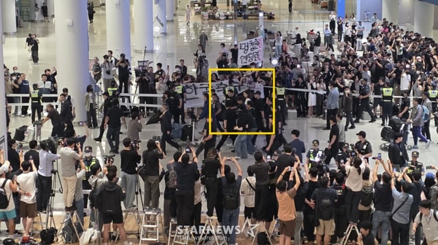 북중미월드컵 조별예선 탈락한 축구대표팀 홍명보 전 감독(노란색 네모)이 30일 오전 인천공항 제2청사를 통해 귀국하고 있다. 다른 관계자들에 비해 홍 감독에게 유독 경호 인력이 많이 배치된 모습. /사진=김명석 기자