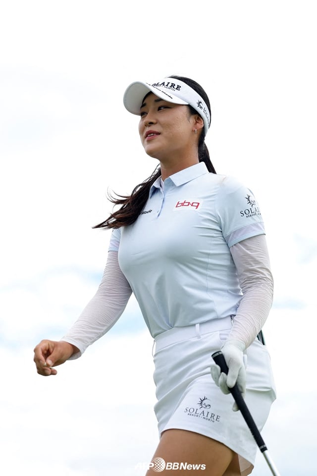 윤이나가 29일 PGA 투어 시즌 3번째 메이저 대회인 KPMG 위민스 PGA 챔피언십에 최종 라운드에서 샷을 날린 뒤 이동하고 있다. /AFPBBNews=뉴스1
