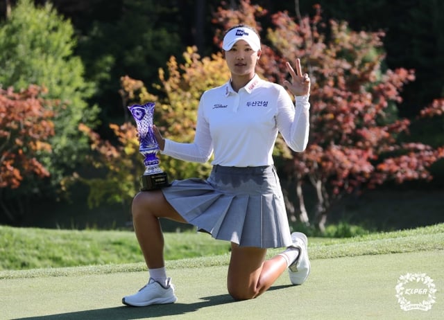 김민솔이 28일 한국여자프로골프(KLPGA) 투어 맥콜·모나 용평 오픈에서 우승을 차지하고 트로피를 들고 포즈를 취하고 있다. /사진=KLPGA 투어 제공