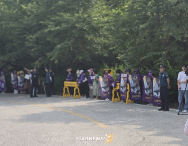 김호중의 복귀를 응원하며 출소 현장에 모인 팬들 /사진=권영찬TV