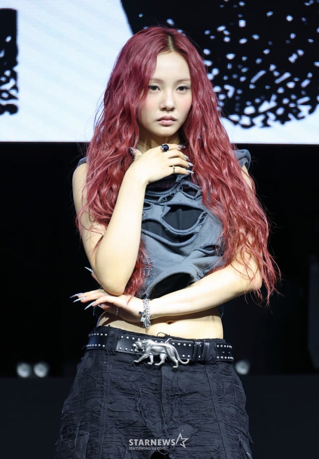 걸크루 키비츠(Keyveatz) 손주원이 30일 오후 서울 마포구 예스24 원더로크홀에서 진행된 첫 번째 미니앨범 '옥시_젠'(OXY_GEN) 발매기념 쇼케이스에서 포즈를 취하고 있다. 데뷔 앨범 '옥시_젠'은 끊임없이 움직이고 부딪히며 자신들만의 새로운 흐름을 만들어가는 키비츠의 음악적 정체성을 상징하는 음반이다. /2026.06.30 /사진=이동훈 photoguy@