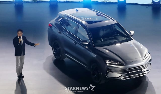 (Busan=NEWS1) Reporter Yoon Il-ji = On the 26th, at the '2026 Busan Mobility Show' press day held at BEXCO Exhibition Hall 1 in Haeundae-gu, Busan, BYD Korea unveiled its plug-in hybrid electric vehicle (PHEV) model, the BYD 'Sealion 6 DM-i', for the first time in the domestic market. Starting with this press day, the Busan Mobility Show, themed 'Moving Tomorrow,' will open on the 27th and run until the 5th of next month. A total of 141 companies from 12 countries, including domestic and foreign automakers, will participate in the event to showcase future mobility technologies and new vehicles. 2026.6.26/NEWS1 Copyright © NEWS1. All rights reserved. Unauthorized reproduction, redistribution, and use for AI training are prohibited. /Photo=NEWS1) Reporter Yoon Il-ji