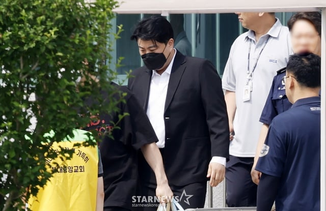 [여주=뉴시스] 김혜진 기자 = '음주 뺑소니' 등의 혐의로 실형을 산 가수 김호중이 30일 오전 경기 여주시 소망교도소에서 가석방으로 출소하고 있다. 2026.06.30. jini@newsis.com /사진=김혜진