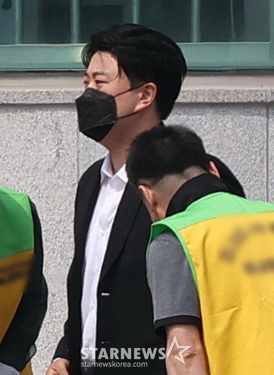 (여주=뉴스1) 권현진 기자 = 음주 운전 뺑소니 혐의로 복역 중이던 가수 김호중(35)이 30일 경기 여주시 소망교도소에서 가석방으로 출소하고 있다. 김호중은 본래 1·2심에서 2년 6개월 형을 받아 오는 11월 출소 예정이었지만 최근 가석방 심사에 통과해 약 5개월 출소 시기를 당기게 됐다. (공동취재) Copyright © 뉴스1. All rights reserved. 무단 전재 및 재배포, AI학습 이용 금지. /사진=(여주=뉴스1) 권현진 기자