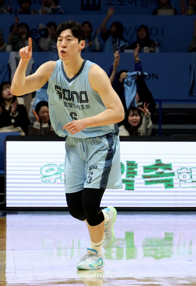 소노 이정현이 4일 고양소노아레나에서 열린 2025-2026 LG전자 프로농구 고양소노와 부산KCC 경기에서 3점슛을 성공한 후 자축하고 있다. 2026.02.04. /사진=강영조 cameratalks@