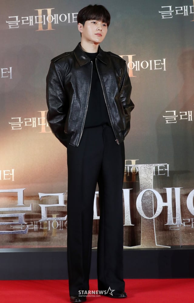배우 김명수가 5일 오후 서울 용산구 아이파크몰 CGV에서 진행된 영화 '글래디에이터2' VIP시사회에 참석해 포즈를 취하고 있다.  '글래디에이터2'는 '막시무스'의 죽음으로부터 20여 년 후, 콜로세움에서 로마의 운명을 건 결투를 벌이는 '루시우스'(폴 메스칼)의 이야기를 그린 영화다. 오는 13일 개봉. 2024.11.05 /사진=김창현 chmt@