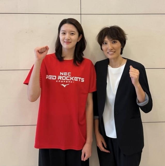 흥국생명 이다현(왼쪽)이 일본 NEC 레드로케츠 가와사키로 임대 이적 후 기념사진을 찍었다. /사진=흥국생명 배구단 제공