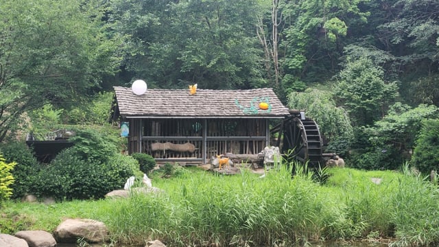 홍제폭포 옆에 위치한 물레방아. 한결 운치를 더한다