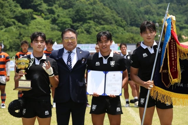 서울사대부고가 지난 28일 전라남도 진도군 진도공설운동장에서 열린 '제40회 충무기 전국 럭비 리그전' 고등부 우승을 차지했다. /사진=대한럭비협회 제공