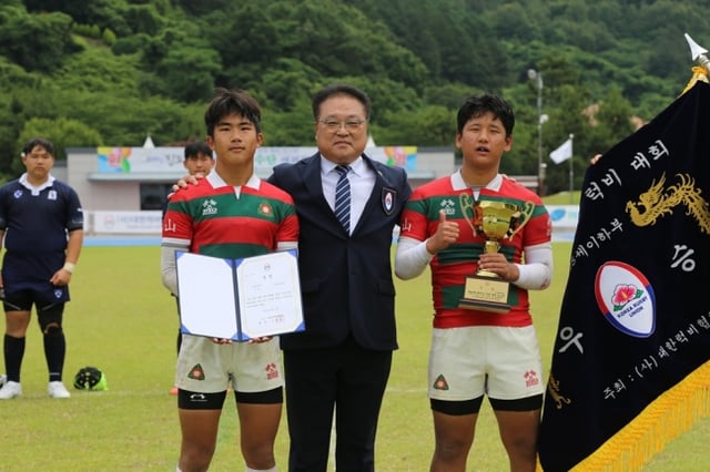경산중이 지난 28일 전라남도 진도군 진도공설운동장에서 열린 '제40회 충무기 전국 럭비 리그전' 중등부 우승을 차지했다. /사진=대한럭비협회 제공