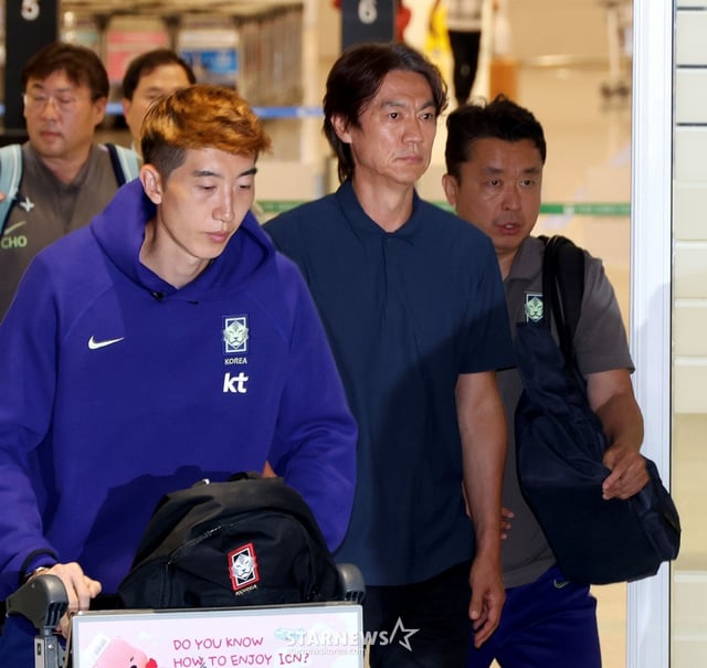 Former South Korean national team coach Hong Myung-bo, who left the team in disgrace after being eliminated in the preliminary round of the 2026 FIFA North, Central America and Caribbean Cup, is returning home on the morning of the 30th through the second terminal of Incheon Airport alongside players such as Cho Hyun-woo, Lee Kang-in, and Kim Min-jae. Lee Kang-in is the last to exit the terminal. /Photo=Senior reporter Kang Young-jo cameratalks@