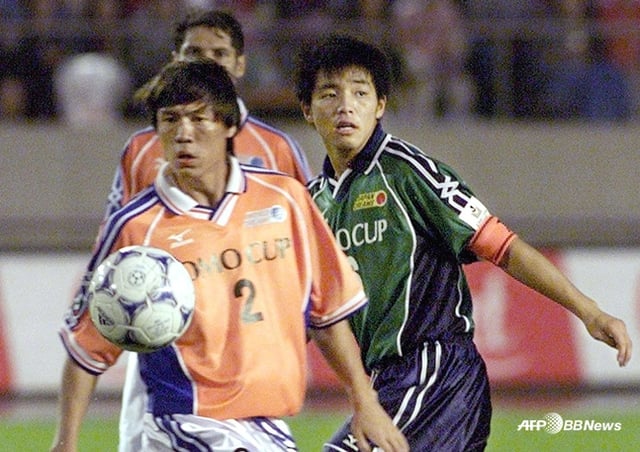 Hong Myung-bo (left), who played for Bellmare Hiratsuka in 1998, competes with Ono Shinji of Urawa Reds. /AFPBBNews=NEWS1