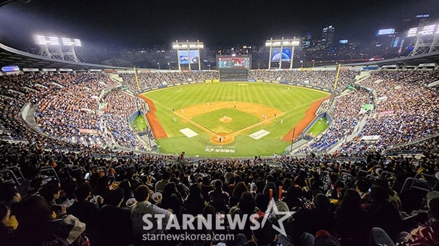 2025 신한 SOL Bank KBO리그 LG 트윈스 대 한화 이글스 경기가 27일 잠실야구장에서 열렸다. LG 트윈스가 KBO 최초 개막 5연속 매진을 기록했다. 잠실구장을 가득 메운 관중들이 명승부를 관전하고 있다. /사진=김진경 kim.jinkyung@