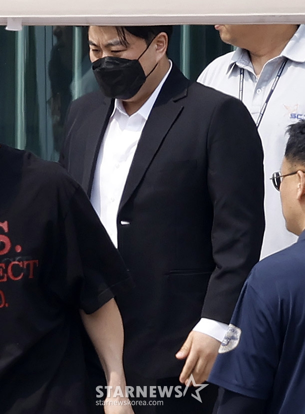 (여주=뉴스1) 권현진 기자 = 음주 운전 뺑소니 혐의로 복역 중이던 가수 김호중(35)이 30일 경기 여주시 소망교도소에서 가석방으로 출소하고 있다. 김호중은 본래 1·2심에서 2년 6개월 형을 받아 오는 11월 출소 예정이었지만 최근 가석방 심사에 통과해 약 5개월 출소 시기를 당기게 됐다. (공동취재) Copyright © 뉴스1. All rights reserved. 무단 전재 및 재배포, AI학습 이용 금지. /사진=(여주=뉴스1) 권현진 기자