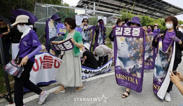 [여주=뉴시스] 김혜진 기자 = '음주 뺑소니' 등의 혐의로 실형을 산 가수 김호중이 출소하는 30일 오전 경기 여주시 소망교도소 앞에서 팬들이 플래카드를 들고 응원하고 있다. 2026.06.30. photo@newsis.com /사진=김혜진