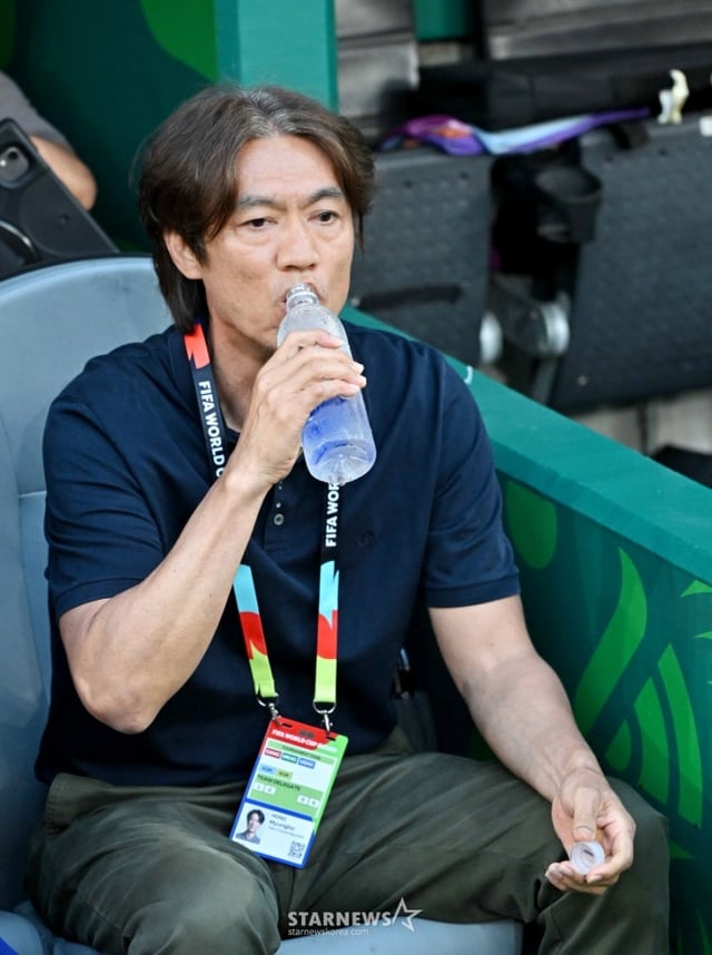 2026年北中米ワールドカップ(W杯)A組3次予選の韓国対南アフリカ共和国戦が25日(韓国時間)、メキシコ·モンテレイのエスタディオBBVAで行われた。後半に先制ゴールを許し、南アフリカに0-1で敗れ、組3位にとどまった代表チーム、南アフリカ戦を指揮する洪明甫(ホン·ミョンボ)監督。 /写真=キム·ジンギョン待機者。