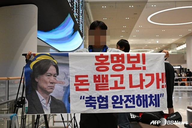 ホン·ミョンボ監督に向けた批判の文句を込めた掛け物を手にした韓国のサッカーファン。 /AFPBBNews=ニュース1