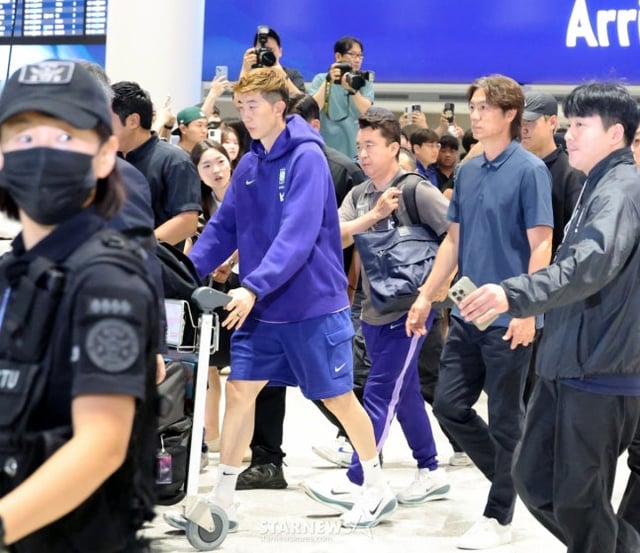 息をつく暇もなく空港を出る洪明甫(ホン·ミョンボ)元サッカー代表チーム監督。 /写真=姜永祚(カン·ヨンジョ)先任記者。