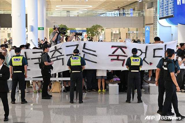 韓国サッカー代表チームの入国現場に集まったサッカーファンたち。 /AFPBBNews=ニュース1