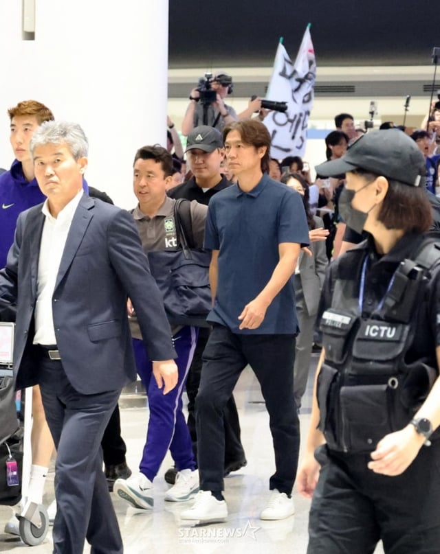 2026 FIFA北中米ワールドカップ(W杯)組別予選で脱落して不名誉な退陣を余儀なくされたサッカー代表チームの洪明甫(ホン·ミョンボ)前監督が、チョ·ヒョヌ、イ·ガンイン、キム·ミンジェら選手とともに30日午前、仁川(インチョン)国際空港第2庁舎を通じて帰国している。 洪監督はメディア接触もなく、何の話も残さず庁舎を出ている。 /写真=姜永祚(カン·ヨンジョ)先任記者。