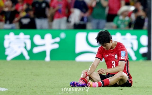 2026年北中米ワールドカップ(W杯)A組3次予選の韓国対南アフリカ共和国戦が25日(韓国時間)、メキシコ·モンテレイのエスタディオBBVAで行われた。 後半戦で先制ゴールを許し、南ア共に0-1で敗れ、組3位に止まった代表チーム、太極戦士たちの残念さが大きい。 /写真=キム·ジンギョン待機者。