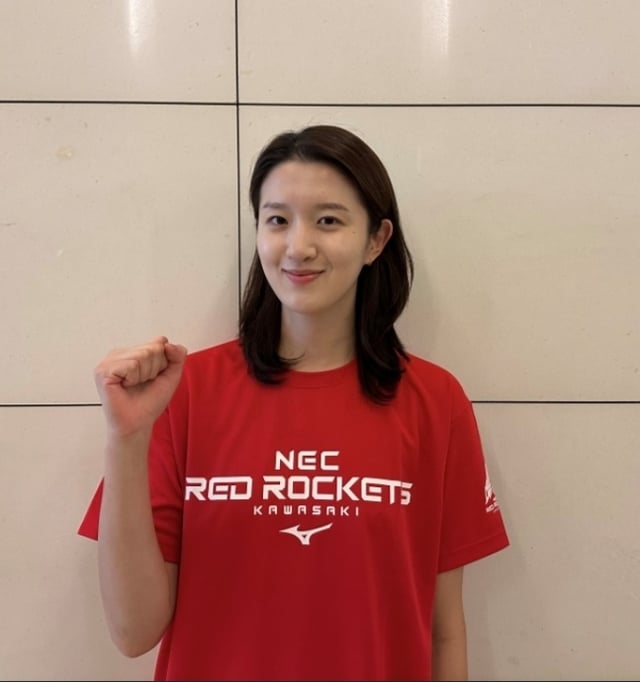 흥국생명 이다현이 일본 NEC 레드로케츠 가와사키로 임대 이적 후 기념사진을 찍었다. /사진=흥국생명 배구단 제공