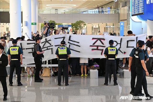 한국 축구대표팀 입국 현장에 모인 축구팬들. /AFPBBNews=뉴스1